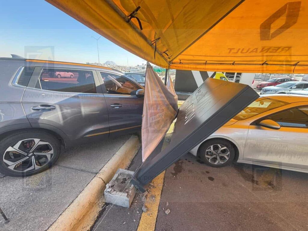 Abuelito choca contra agencia de autos del periférico de la Juventud