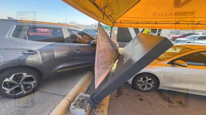 Abuelito choca contra agencia de autos del periférico de la Juventud