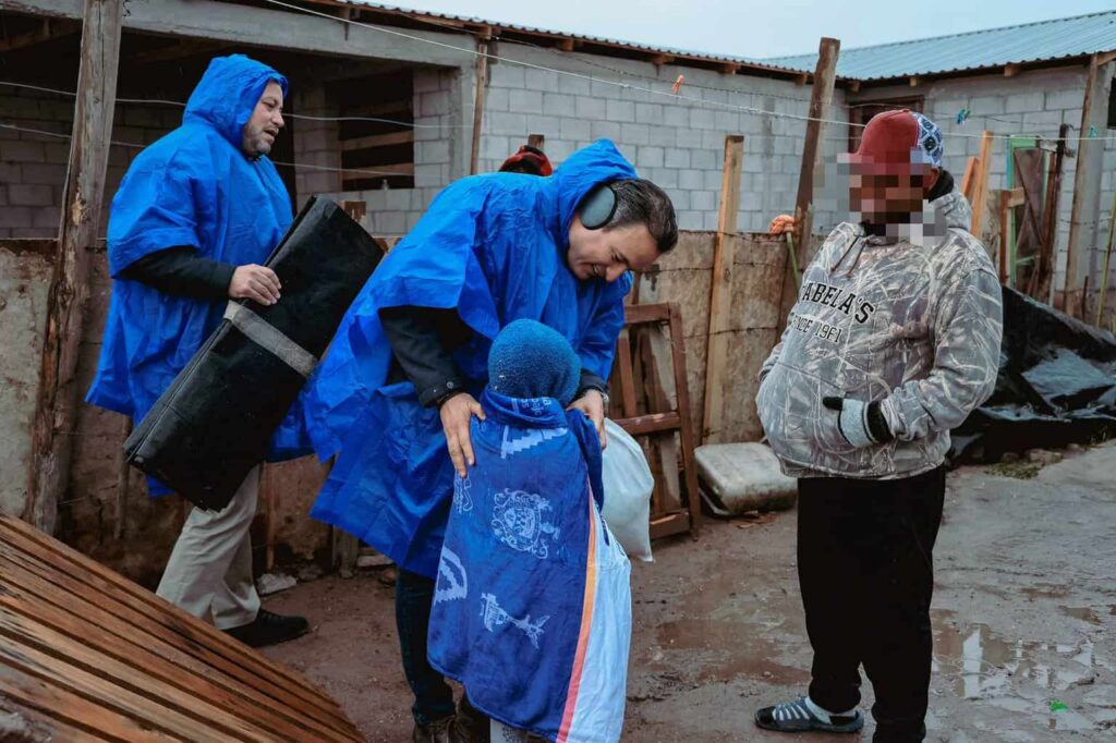 Recorre Marco Bonilla colonia Los Mezquites para llevar apoyos por lluvias y bajas temperaturas