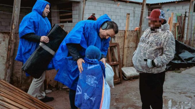 Recorre Marco Bonilla colonia Los Mezquites para llevar apoyos por lluvias y bajas temperaturas