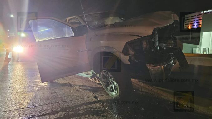 Conductor ebrio provoca aparatoso choque y derriba poste en el Juventud