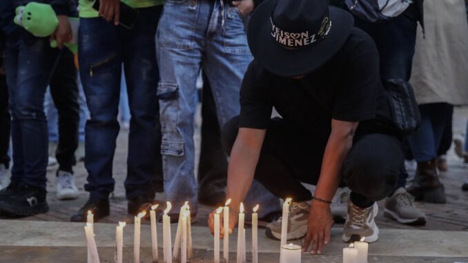 Miles de personas se reúnen en Bogotá para despedir con música y velas a Yeison Jiménez