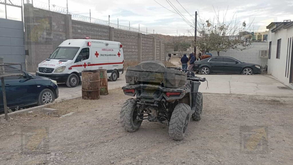 Dos hermanos sufren volcadura en cuatrimoto en la colonia La Haciendita