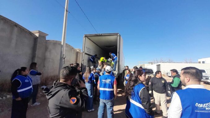 Entrega gobierno estatal,  asociación civil y empresa ayuda humanitaria en Aldama