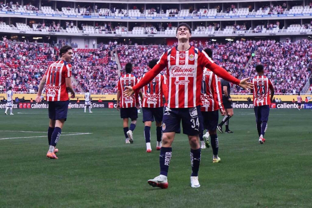 Chivas consigue su primer triunfo y Cruz Azul cae en León