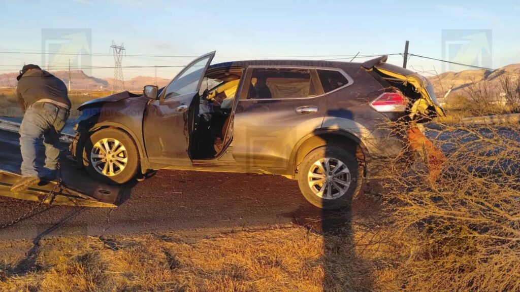 Conductora vuelca en periférico Lombardo Toledano; menor herido
