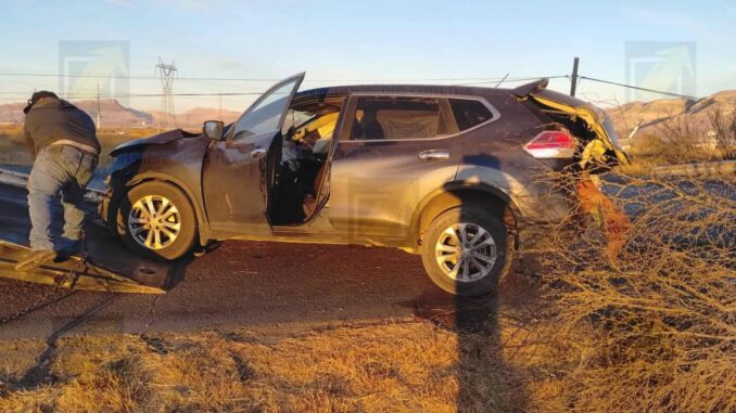 Conductora vuelca en periférico Lombardo Toledano; menor herido