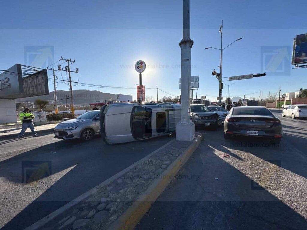 Aparatoso choque múltiple provoca volcadura y deja a una joven herida frente al Tec de Monterrey