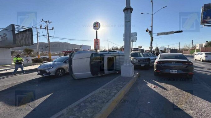 Aparatoso choque múltiple provoca volcadura y deja a una joven herida frente al Tec de Monterrey