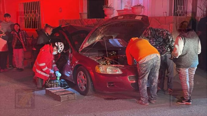 Choque entre vehículo y camión deja una mujer lesionada en la colonia Plan de Ayala