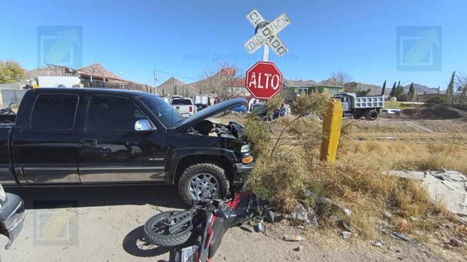 Tren embiste camioneta y motocicleta en cruce de la colonia Revolución