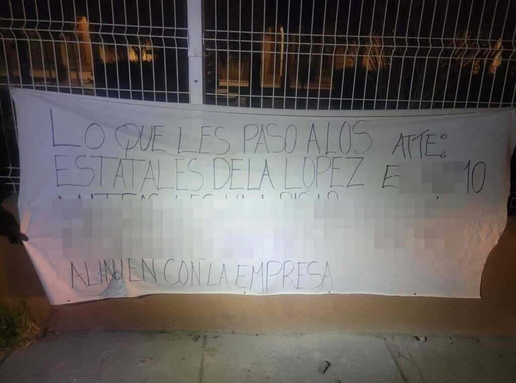 Cuelgan narcomanta con mensaje dirigido a la policía estatal