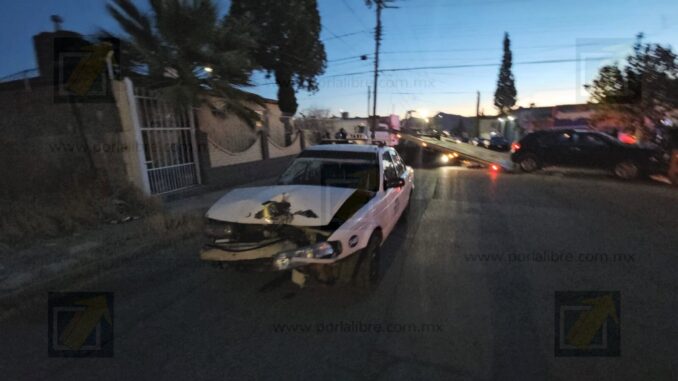 Choque entre taxi y camioneta deja tres heridos en la colonia Granjas