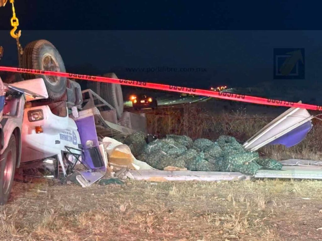 Vuelca camión de gobierno cargado de papa en carretera Cuauhtémoc–Chihuahua; un muerto y un herido