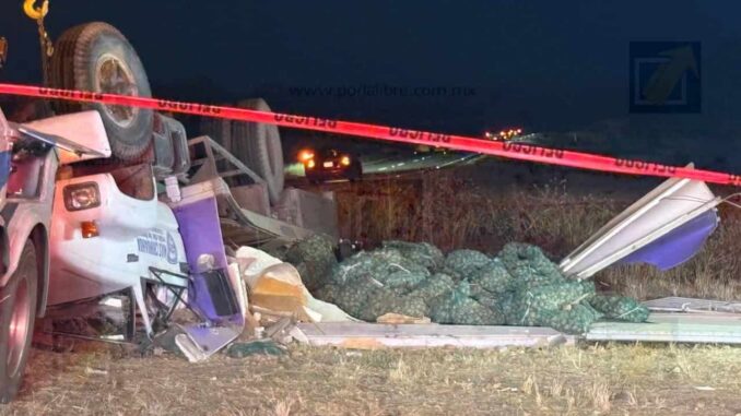 Vuelca camión de gobierno cargado de papa en carretera Cuauhtémoc–Chihuahua; un muerto y un herido