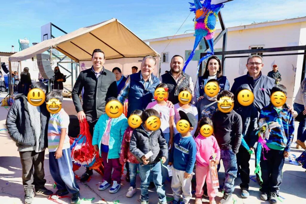 Rosca, champurrado, apoyos alimentarios, chamarras, juguetes y mucha alegría comparte Arturo Medina con comunidad rarámuri de la capital.