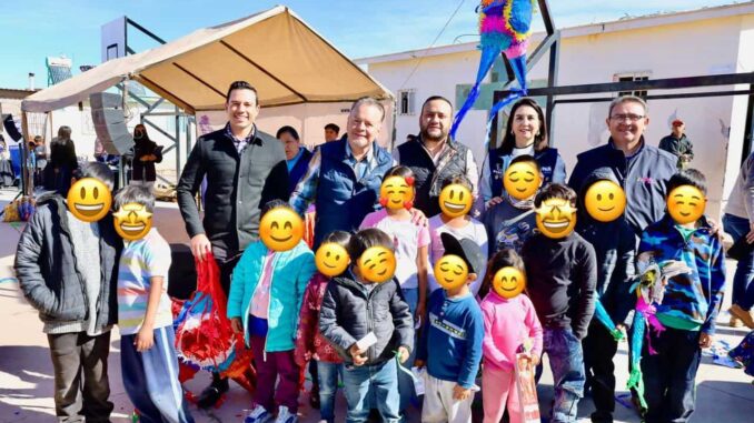 Rosca, champurrado, apoyos alimentarios, chamarras, juguetes y mucha alegría comparte Arturo Medina con comunidad rarámuri de la capital.