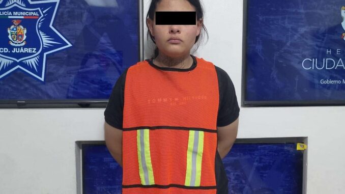 Investigan a mujer por robo con violencia en tiendas de conveniencia