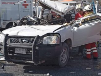 Joven queda atrapada tras choque entre tráiler y pickup en la avenida Tecnológico
