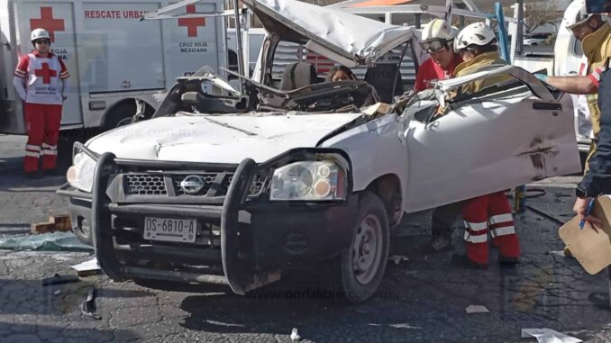 Joven queda atrapada tras choque entre tráiler y pickup en la avenida Tecnológico