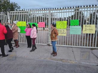 Protestan maestros y administrativos en primaria C.T.M. por denuncias contra su directora