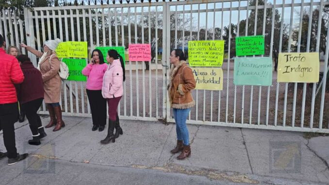 Protestan maestros y administrativos en primaria C.T.M. por denuncias contra su directora