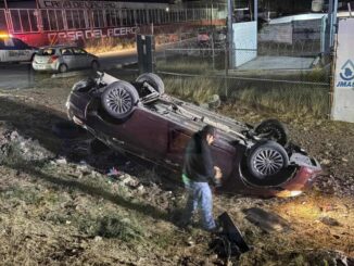 Conductor vuelca tras caer en alcantarilla en la colonia 2 de Octubre