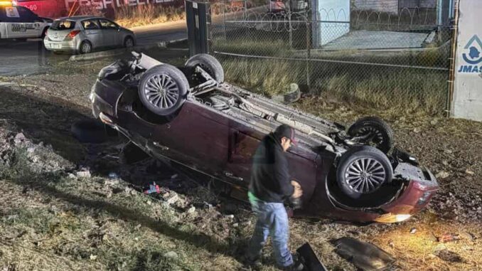 Conductor vuelca tras caer en alcantarilla en la colonia 2 de Octubre