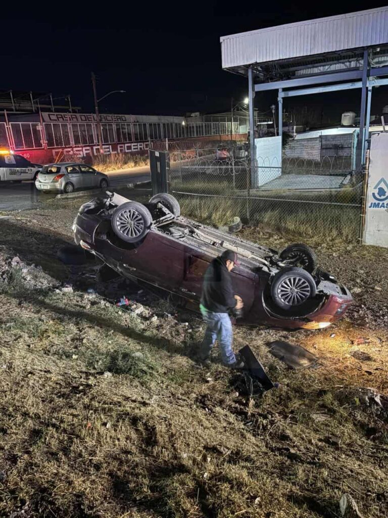 Conductor vuelca tras caer en alcantarilla en la colonia 2 de Octubre