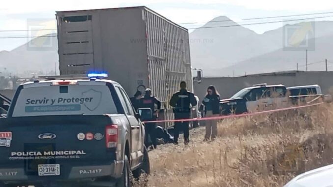 Hombre es hallado sin vida junto a un tráiler en predio baldío del Ejido Labor de Terrazas