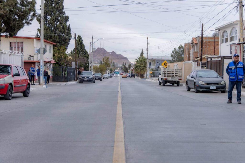 Recorre Marco Bonilla calle Samaniego para entregar nuevo camino pavimentado