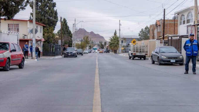 Recorre Marco Bonilla calle Samaniego para entregar nuevo camino pavimentado