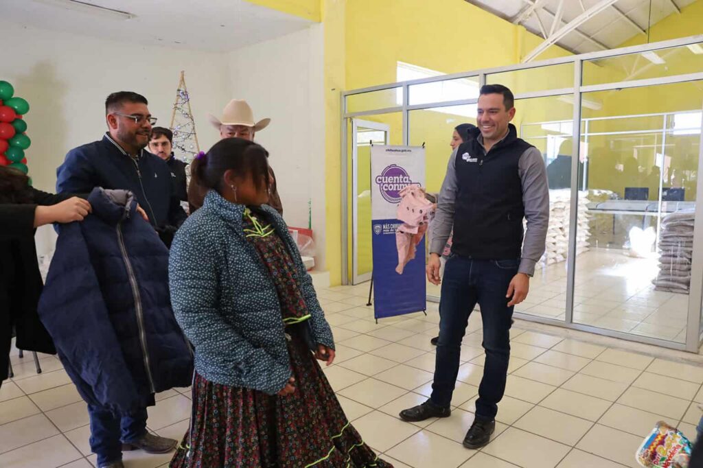 Distribuye Estado apoyos alimentarios y chamarras para 200 familias en San Francisco de Borja