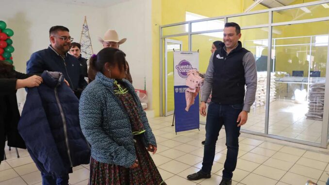 Distribuye Estado apoyos alimentarios y chamarras para 200 familias en San Francisco de Borja