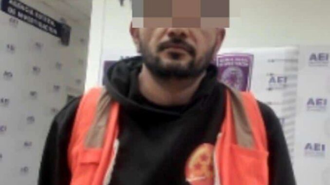 Notifica AEI orden aprehensión contra presunto asaltante de tienda de conveniencia en Cd. Juárez