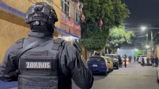 Sujeto amenaza con arma a su esposa; policías CDMX lo abaten