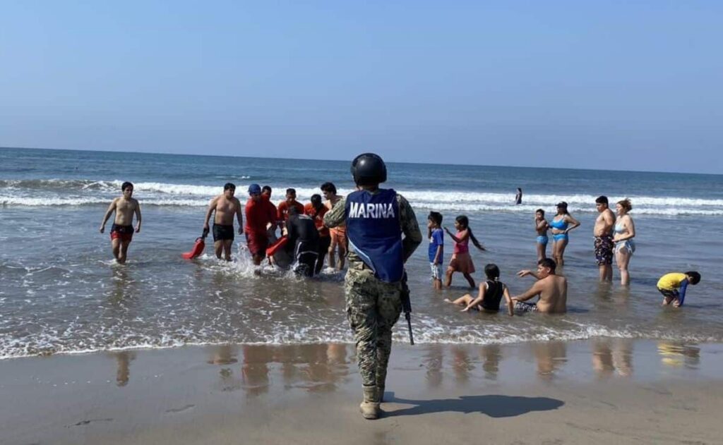 Marina rescata a 4 personas en riesgo de ahogarse en playa de Guerrero