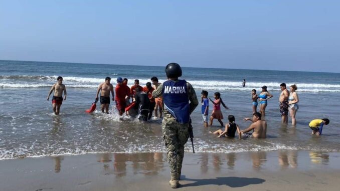 Marina rescata a 4 personas en riesgo de ahogarse en playa de Guerrero