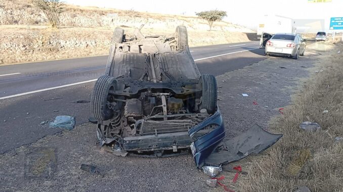 Aparatoso choque con volcadura en carretera Chihuahua–Juárez