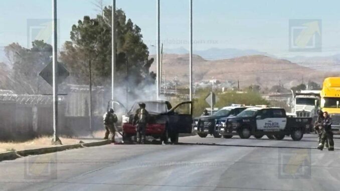 Pick up se incendia y queda reducida a chatarra en la carretera a Delicias