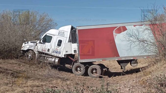 Tráiler de Lala embiste pickup en la carretera Juárez–Chihuahua; menor resulta lesionada