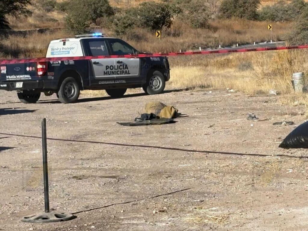 Localizan cuerpo encobijado en la carretera libre a Juárez