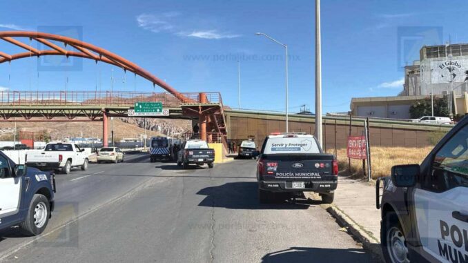 Policías logran rescatar a hombre que intentaba arrojarse de un puente