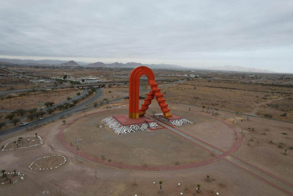 Embellece Municipio la Puerta de Chihuahua con pintura estilo Mata Ortiz