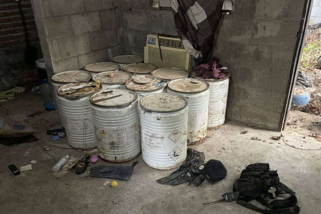 Marina asegura tambos con 600 kilogramos de precursores químicos en Sinaloa