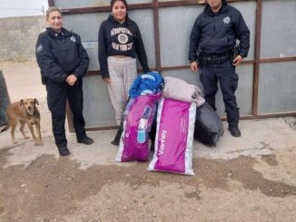 Entregan policías municipales ropa y cobijas a albergue