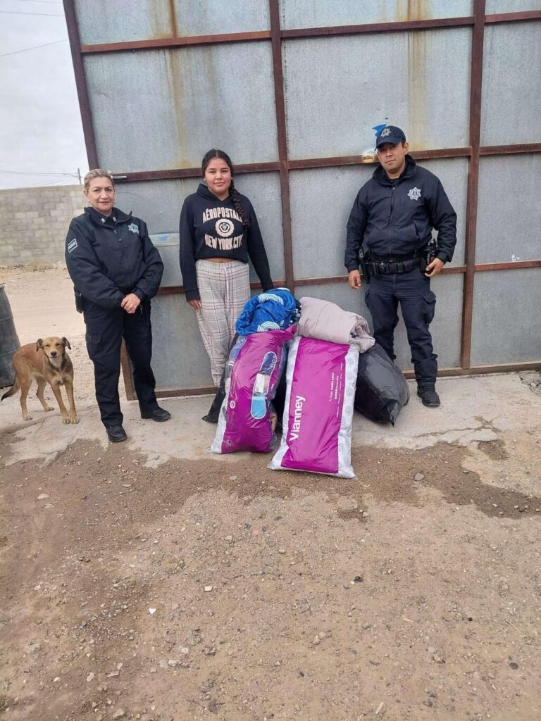 Entregan policías municipales ropa y cobijas a albergue
