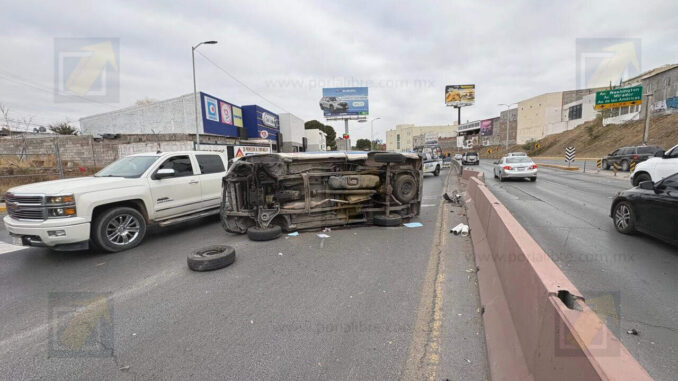 Volcadura de pick up en la avenida La Cantera genera caos