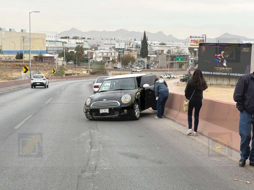 Fuerte choque contra muro en el Periférico de la Juventud; no hubo lesionados