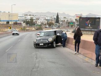 Fuerte choque contra muro en el Periférico de la Juventud; no hubo lesionados